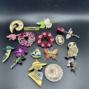 Bundle of 16 Vintage brooches